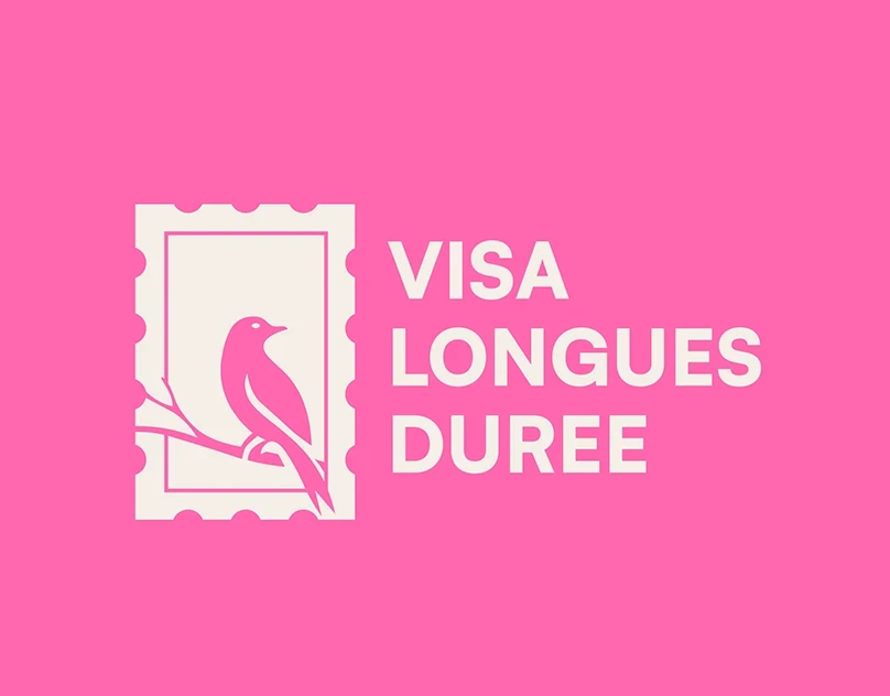 Visa Longues Durée : Un oiseau inscrit dans un timbre et une composition typographique claire. Une identité qui associe rose franc et tons clairs.