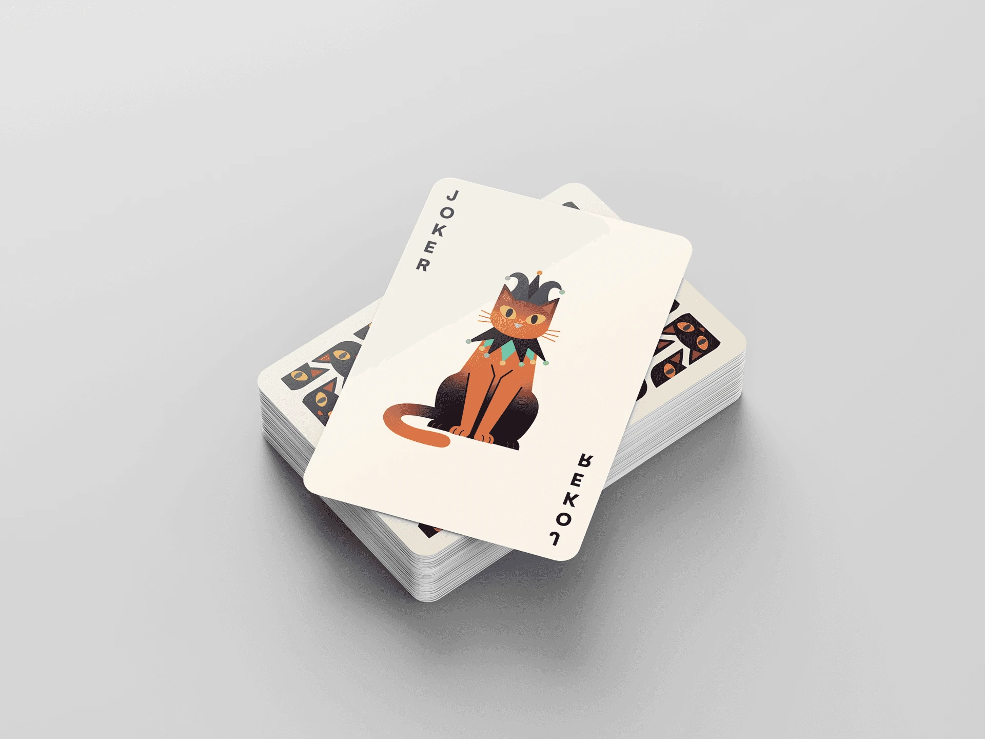 Mockup du jeu de cartes Joker : chat illustré sur une carte crème et motif géométrique au dos.