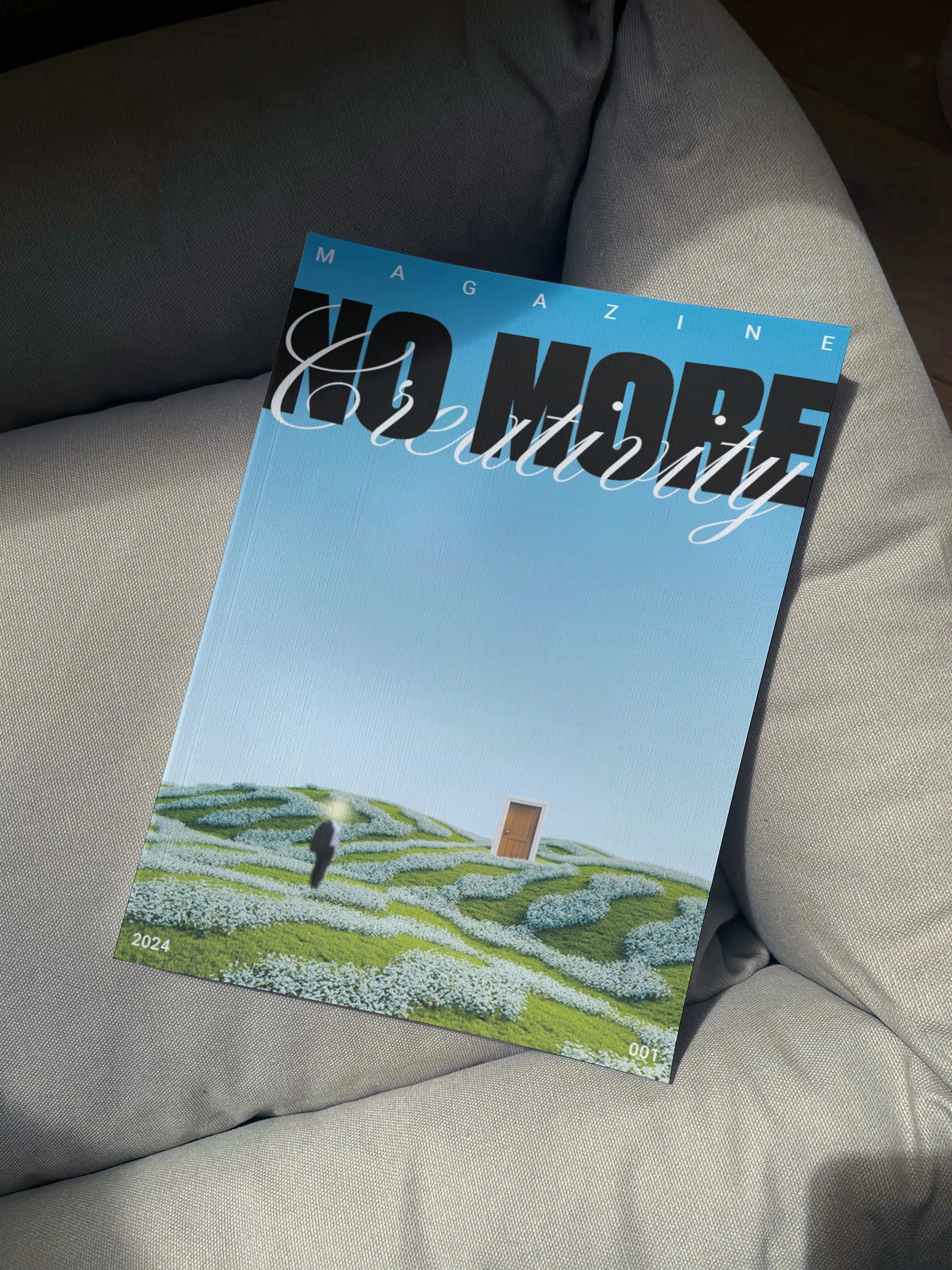 Mockup de couverture « No More Creativity », avec contraste typographique et scène de labyrinthe surréaliste.