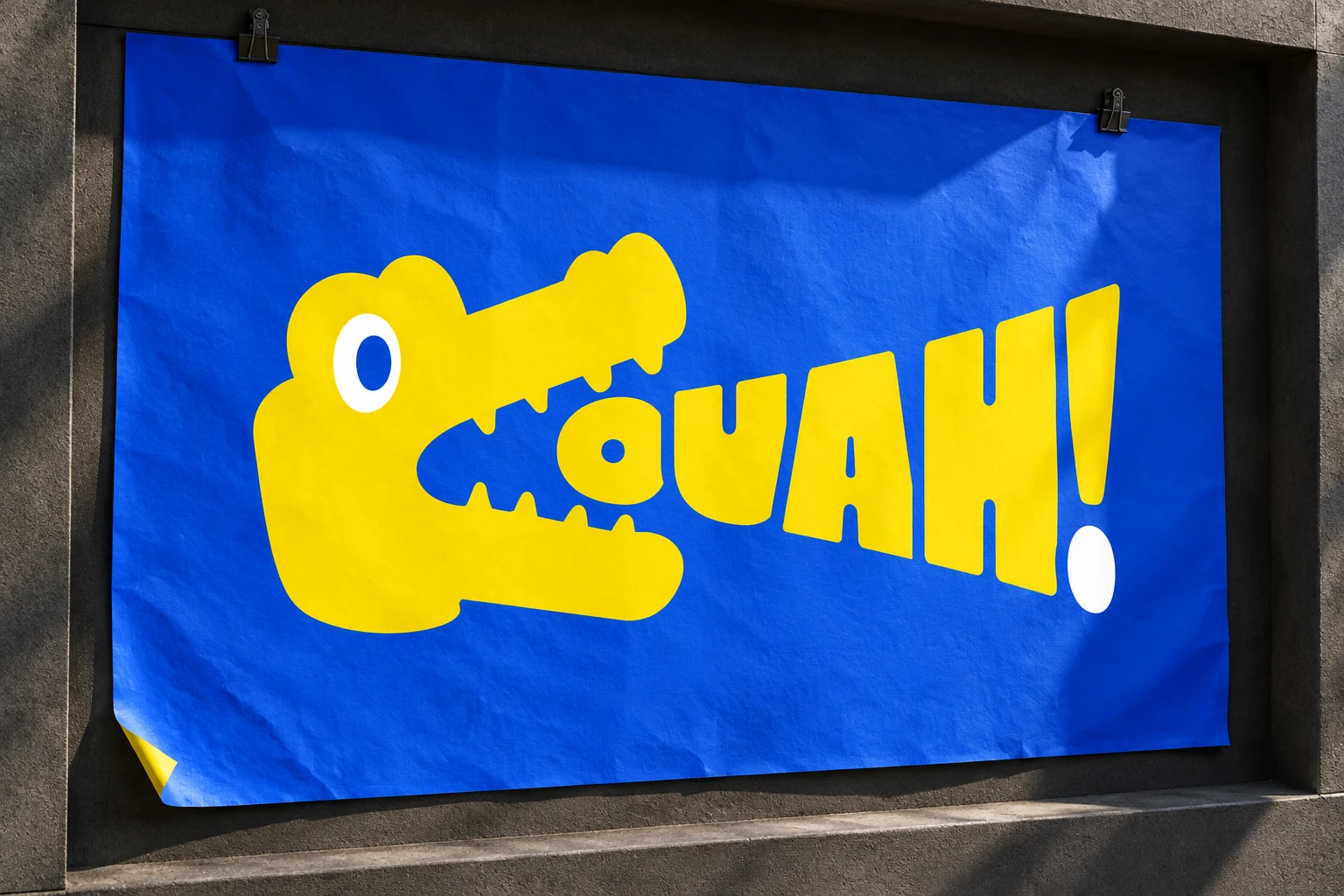 Mockup OUAH! : affiche bleue et signe jaune dans une ouverture architecturale.