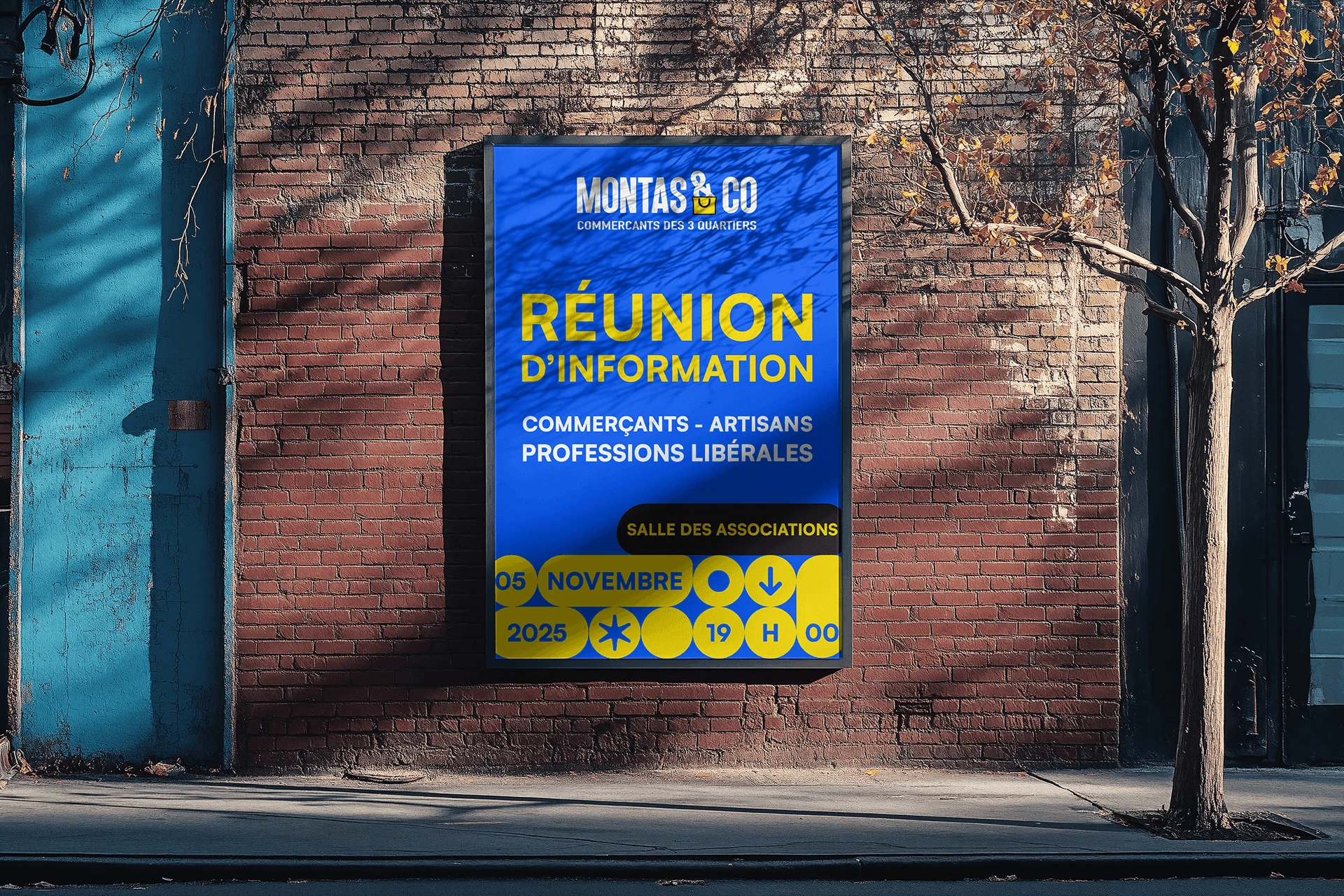 Mockup d’affiche Montas&Co pour une réunion d’information, en bleu et jaune, sur un mur de briques.