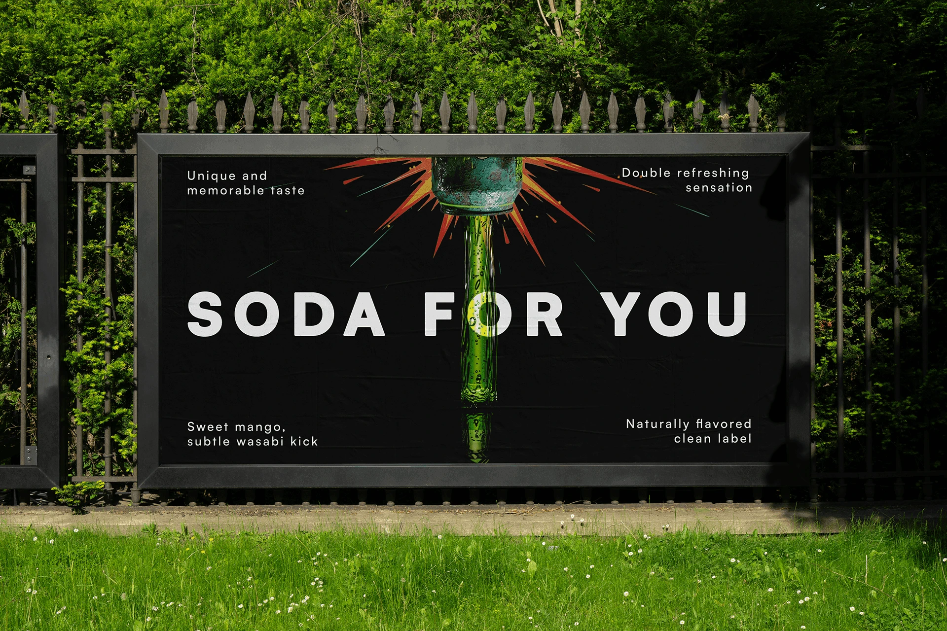 Mockup de campagne « SODA FOR YOU », bouteille centrale et composition contrastée sur panneau extérieur.